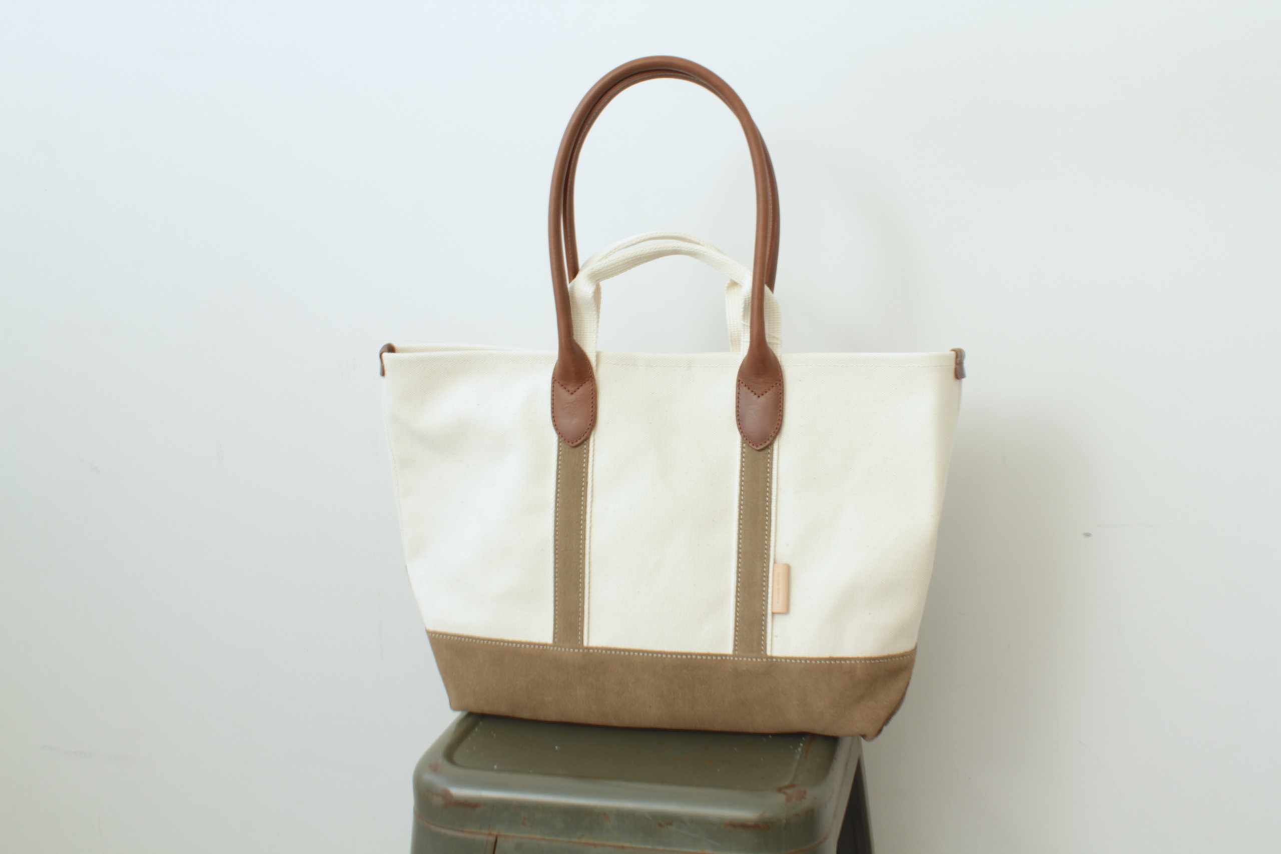 Hender Scheme”campus suede handle tote M”2色展開 Hender Scheme ...