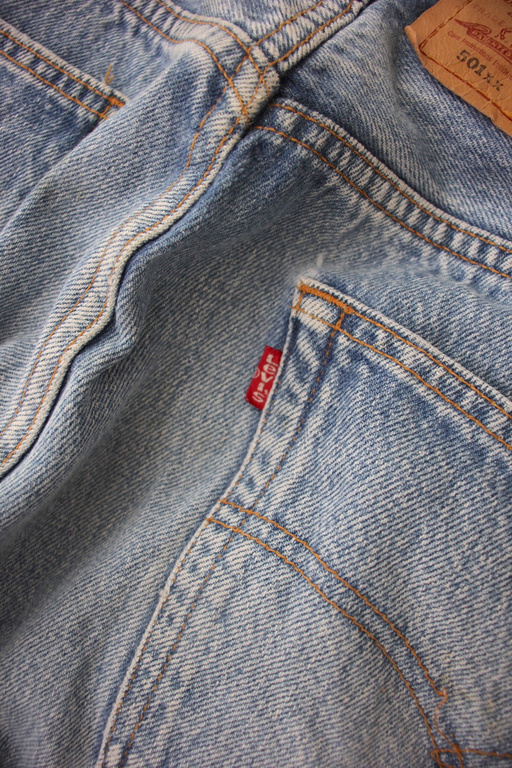 198704