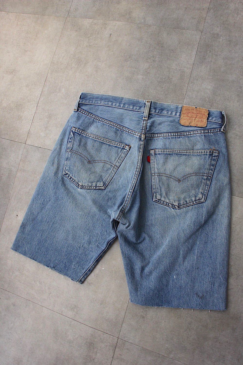 199020