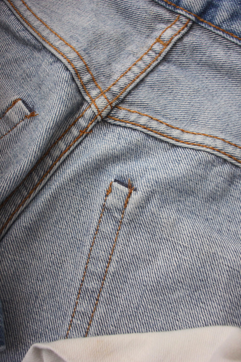 199020